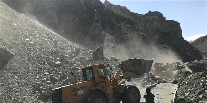 Yüksekova-Hakkari kara yolu heyelan nedeniyle kapandı