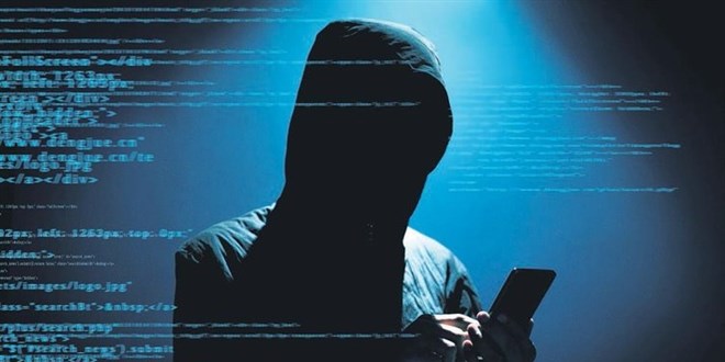 Yazılımcı eşe 'Casus programla mesajlarımı ele geçirdi' davası