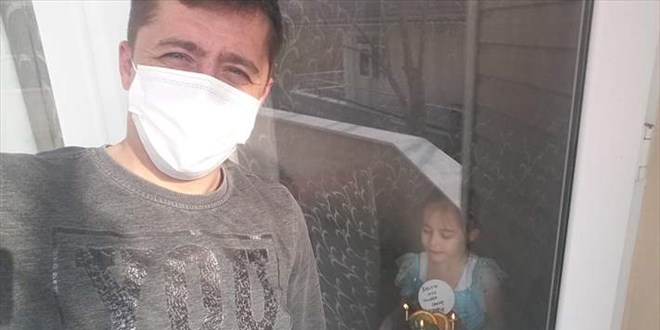 Karantinadaki itfaiye personeli, kızının doğum gününü camın arkasından kutladı