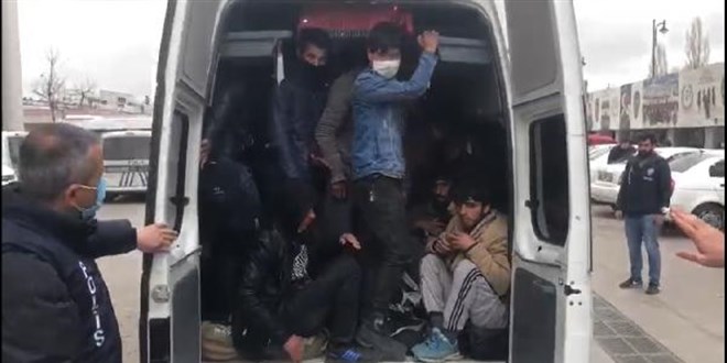 Ankara'da 17 kişilik minibüsten 40 düzensiz göçmen çıktı