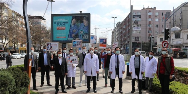 Virüs farkındalığı için beyaz önlükleri ile sokaklara çıktılar