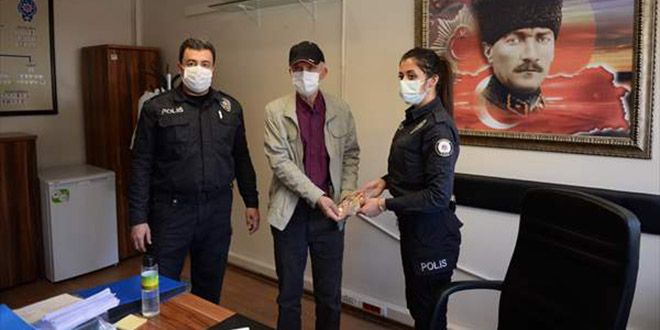 Yaşlı adamın yolda düşürdüğü 27 bin liralık altını polis ekipleri buldu