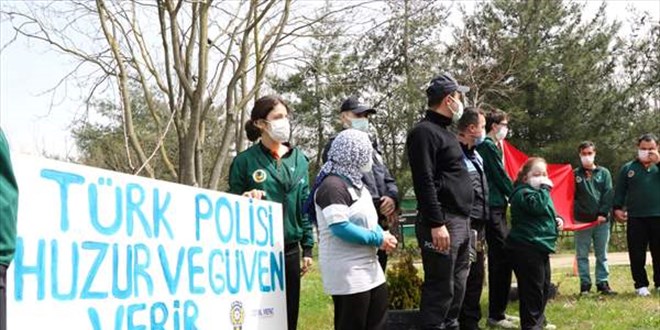 Kocaeli'de özel öğrenciler 'kavga' ihbarına gelen polislere sürpriz kutlama yaptı