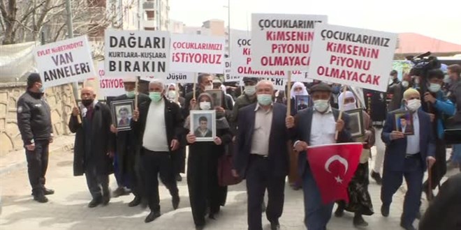 Van'daki evlat nöbetine 3 aile daha katıldı
