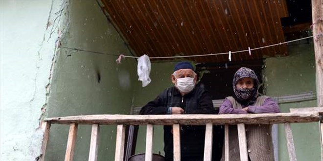 Kendisini doktor olarak tanıtıp karantinadaki çiftin parasını çaldı