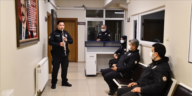 Polis memuru, meslektaşlarına klarnet çalarak moral veriyor