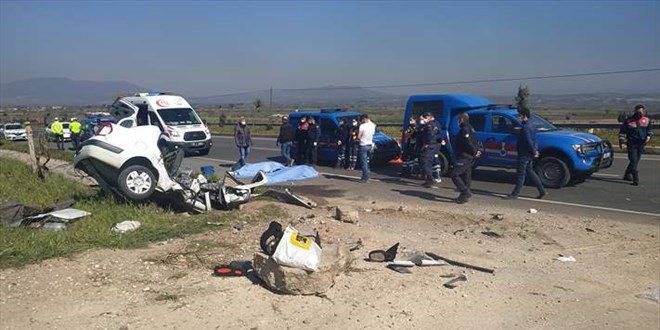 Yoldan çıkan otomobil menfeze çarptı: 3 ölü