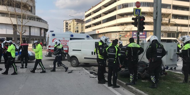 Hafif ticari araçla çarpışan motorize trafik polisi yaralandı