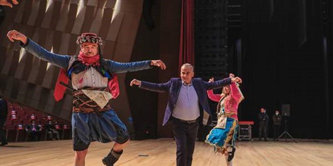 Eski Bakan, efe kıyafetiyle zeybek oynadı, sıcak hava balonuna bindi