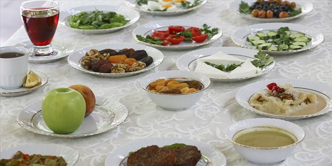 'Oruç tutan yaşlılar hafif besinleri tüketsinler'