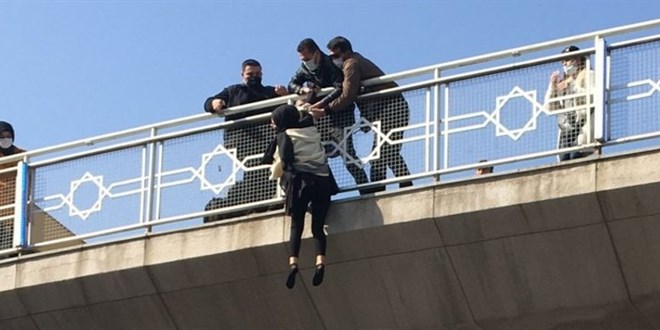 Konya'da üst geçitte intihar girişiminde bulunan genç kızı polis kurtardı