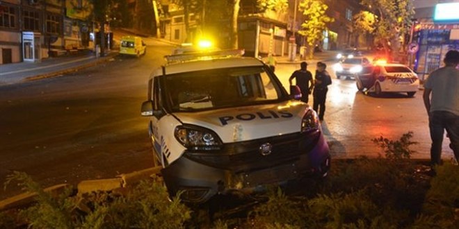 Kaçan otomobili kovalarken ağaca çarpan polis aracındaki 2 polis yaralandı