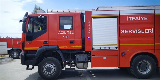 Erzincan'da yangın çıkan evdeki anne ile 3 çocuğunu vatandaşlar kurtardı