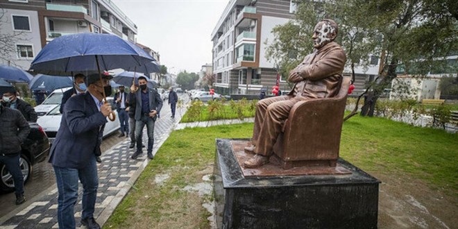 İzmir Büyükşehir, şehirdeki heykelleri saymak için ihale açtı