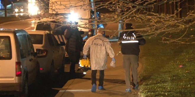 Sokak ortasında genç kadını boğazından bıçakladılar