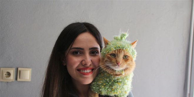 Özge ebe, kedisini her yerde omzunda gezdiriyor