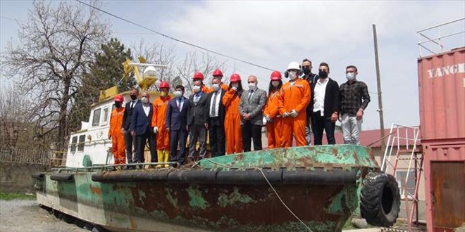 Öğrenciler okul bahçesinde teknede uygulamalı eğitim görüyor