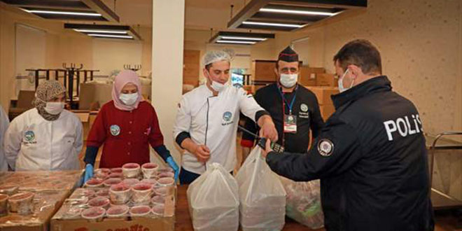 Kayseri'de görev başındaki polislerin iftarlıkları belediyeden
