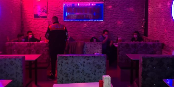 Konya'da, iki eğlence mekanıyla bir kafede yakalanan 80 kişiye ceza