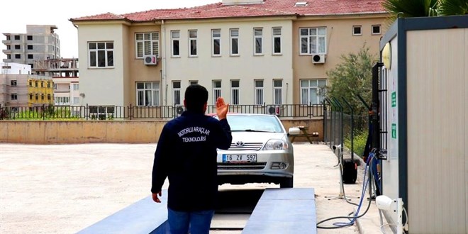 Okula egzoz emisyon istasyonu kurdular: Para kazanıp meslek ediniyorlar