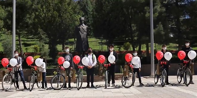 Bakan Akar'dan rnakl ocuklara bisiklet hediyesi