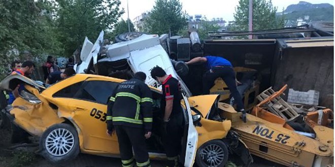 Hatay'da freni boşalan vinç, 11 araca çarptı: 4 ölü, 4 yaralı