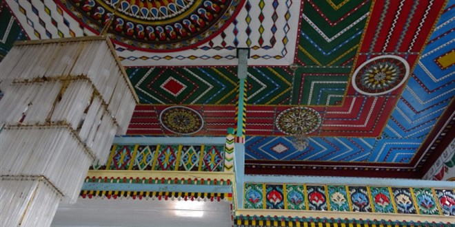 Bu cami ahşap süslemeleri ile dikkat çekiyor