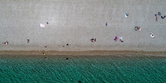 Tam kapanma öncesi Konyaaltı sahili doldu