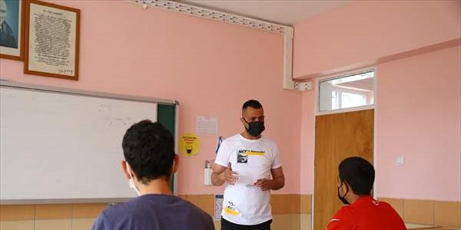 Genç yaşta kanseri yenen öğretmen öğrencilerini geleceğe hazırlıyor