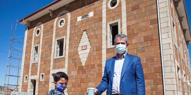 Kumbarasındaki parayı şehit askerin vasiyet ettiği cami için bağışladı