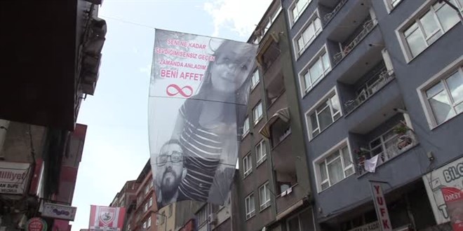 2 aydır konuşmadığı eşinden 10 metrelik pankartla özür diledi