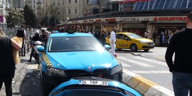 Taksim'de taksi çekiciden düştü, sürücü çılgına döndü