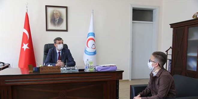 Diş çektirme korkusunu yenen ilkokul öğrencisine 'kahramanlık belgesi' verildi