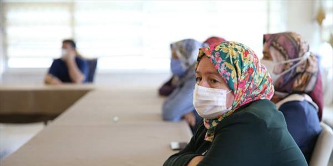 Diyarbakır anneleri, kapanma nedeniyle oturma eylemini otelde sürdürdü