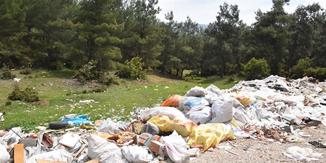 İzmir'de ormanlık alan çöplüğe döndü