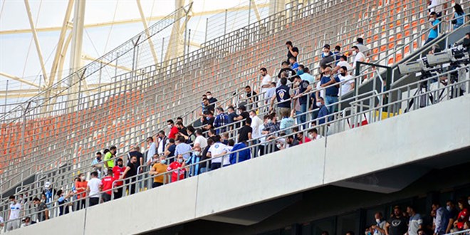 Taraftarlar 'tam kapanma' dinlemedi; stada akın ettiler