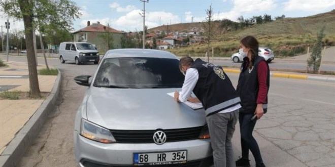 Kısıtlamayı ihlal eden sürücü kendini araca kilitledi