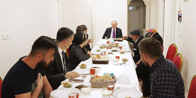 Erdoğan, hayvancılıkla uğraşan bir aileye iftarda konuk oldu