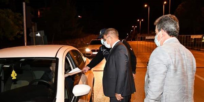 Vali 'tam kapanma' denetiminde sürücü ve yolcuların izin belgelerini kontrol etti