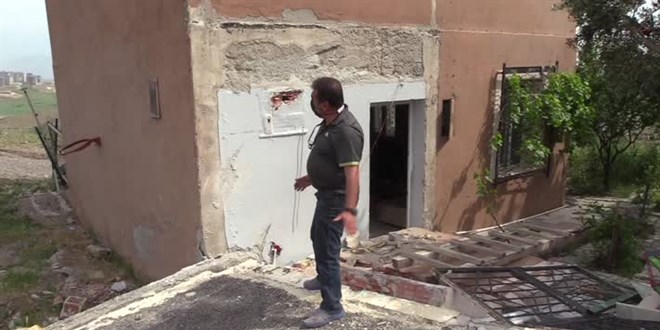 İzmir'de zeminde çatlaklar görülen mahalledeki 5 ev daha boşaltıldı