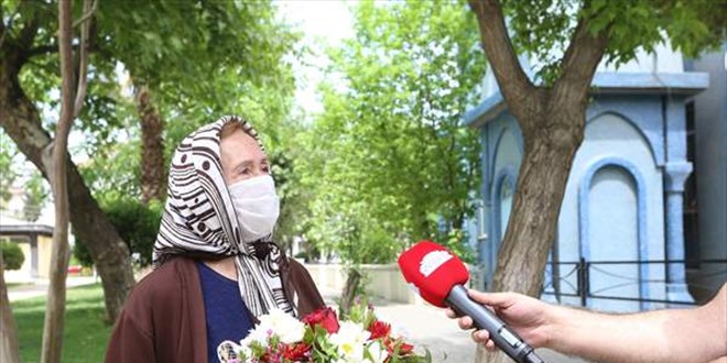 Çiçekçilere destek amacıyla alınan çiçekler 65 yaş üstü annelere dağıtıldı