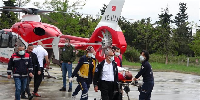 Kazada yaralanan sağlıkçı, helikopterle hastaneye yetiştirildi