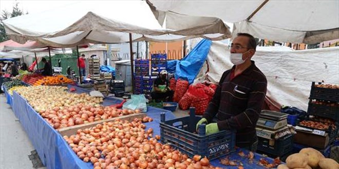 Pazar yeri esnafı bugün tezgahları açtı