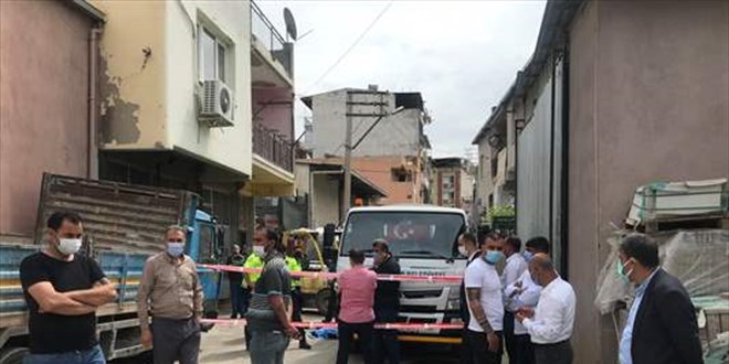 Geri manevra yapan çöp kamyonunun çarptığı 83 yaşındaki kişi hayatını kaybetti