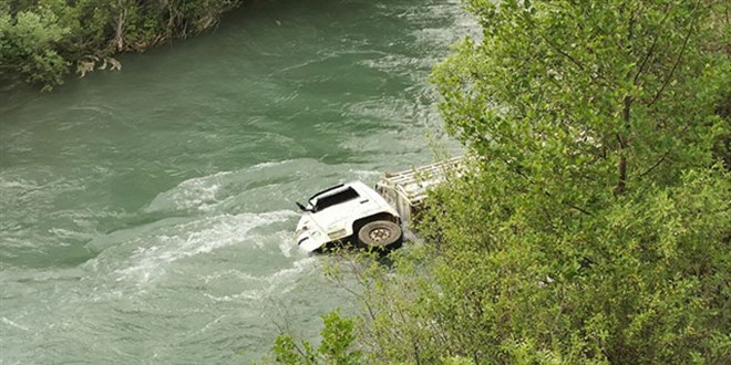 Tunceli'de kamyonet Munzur Çayı'na devrildi: 8 yaralı
