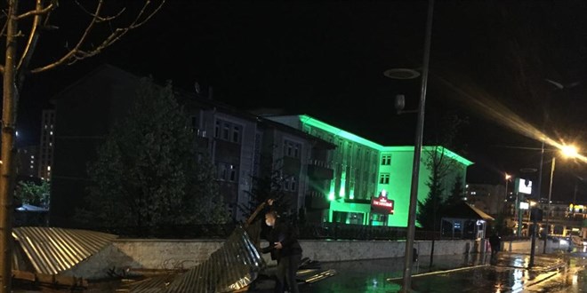 Sivas ve Yozgat'ta şiddetli rüzgar nedeniyle çatılar uçtu, araçlarda hasar oluştu
