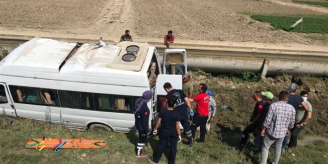Tarım işçilerini taşıyan minibüs şarampole devrildi: 7 yaralı