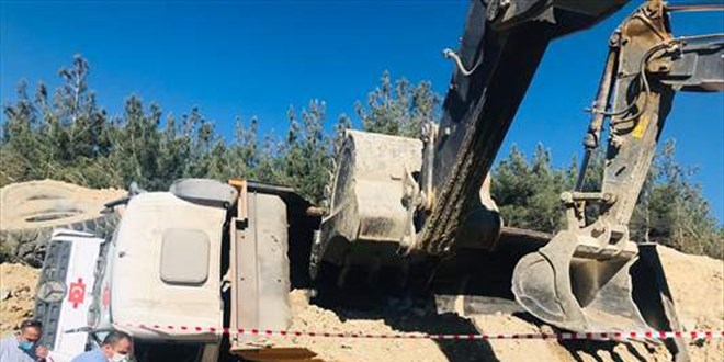 Manisa'da devrilen kamyonun altında kalan sürücü hayatını kaybetti