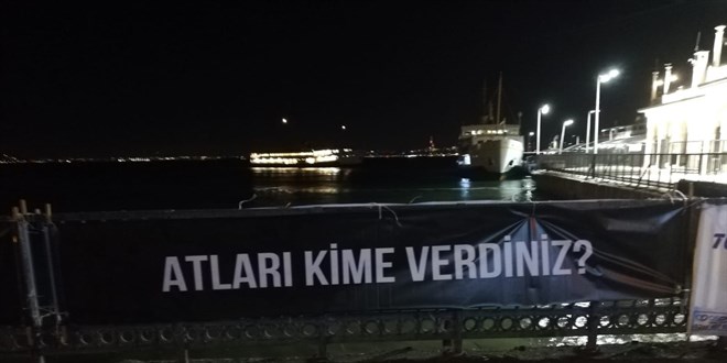 Adalar'da İBB'ye atların akıbetini soran tepki pankartları asıldı