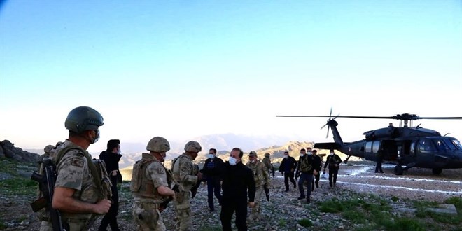 Vali Pehlivan, Cudi Dağı Üs Bölgesi'nde askerlerle iftar yaptı